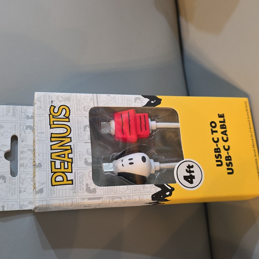 PEANUTS Snoopy Doghouse USB-C to USB-C cable NWT